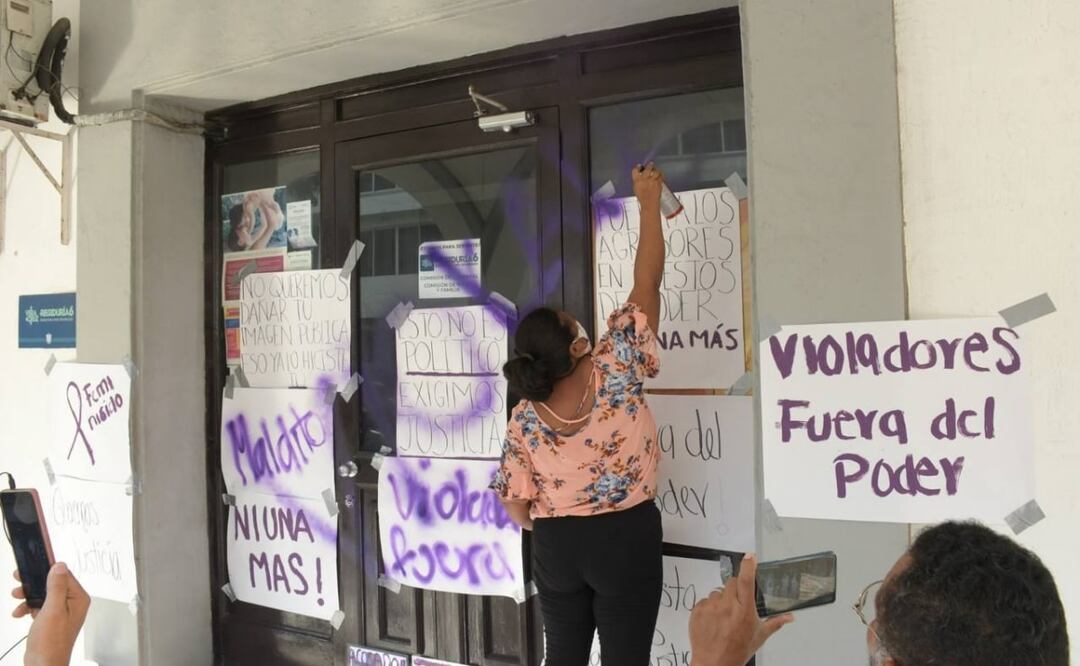 Las manifestantes colocaron fotografías de colaboradores que presuntamente han presionado y amenazado a las mujeres denunciantes. Foto: Especial
