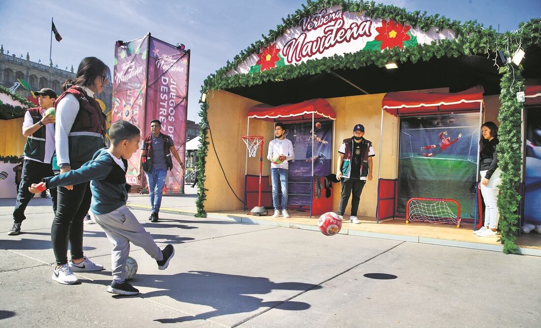 Al mediodía de ayer, familias ya disfrutaban de los tiros a portería, la rueda de la fortuna, el martillo, así como el carrusel. Foto: Germán Espinosa / EL UNIVERSAL
