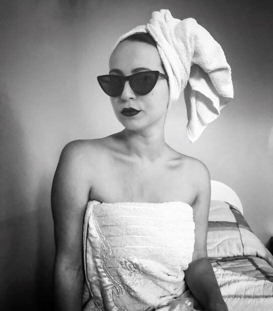 Danna Paola presume espalda y tatuaje de beso en Instagram