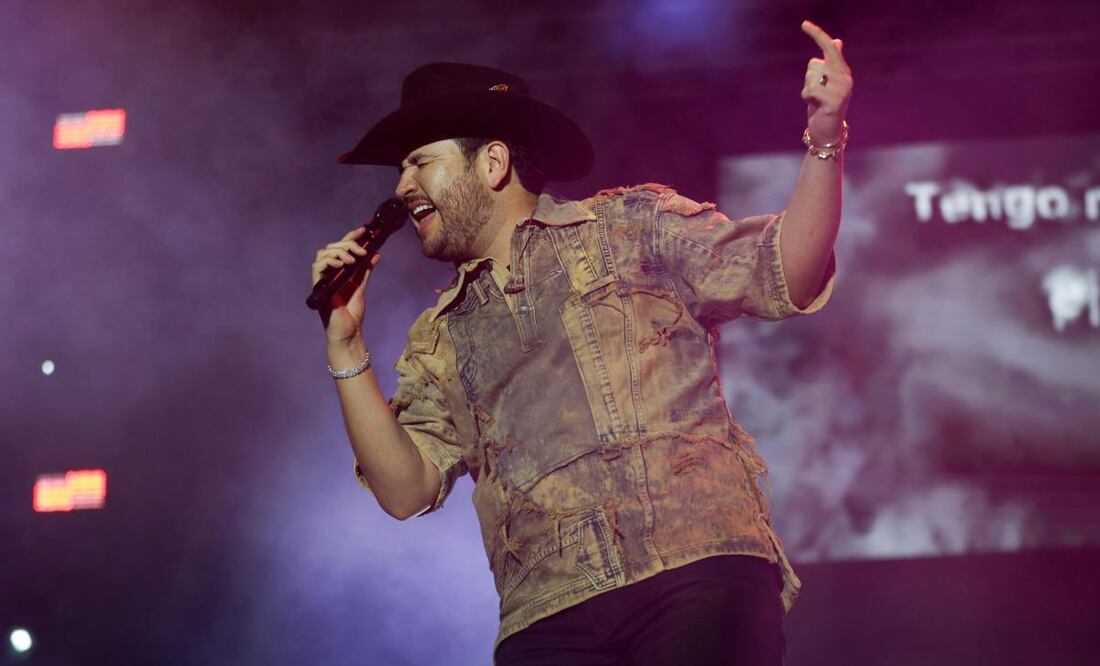 El cantante de música regional mexicana, Edén Muñoz, durante su participación en el Vive Latino en su edición XXV. Foto: Diego Simón Sánchez | El Universal