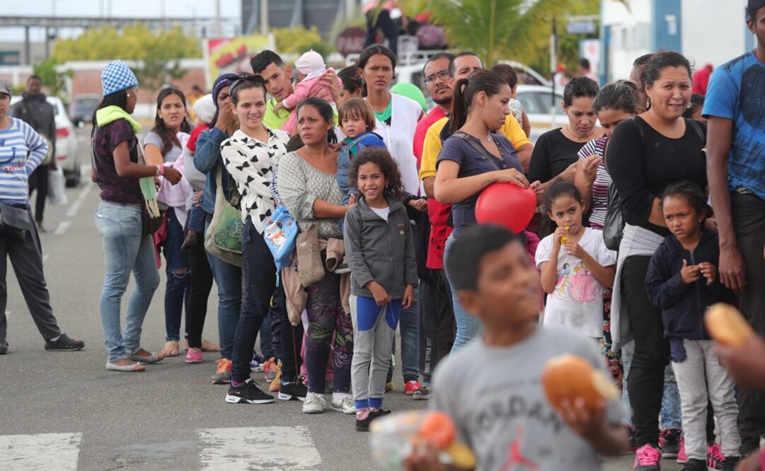 Cientos de migrantes venezolanos llegan desde Ecuador al Centro binacional de atención fronteriza en la región norteña de Tumbes (Perú) (Foto: EFE)