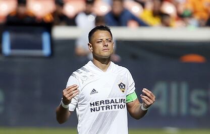 "Chicharito" agradece a los servicios médicos por enfrentar el coronavirus