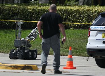 Clinton dice que EU vive "tiempos difíciles" tras hallazgos de artefactos