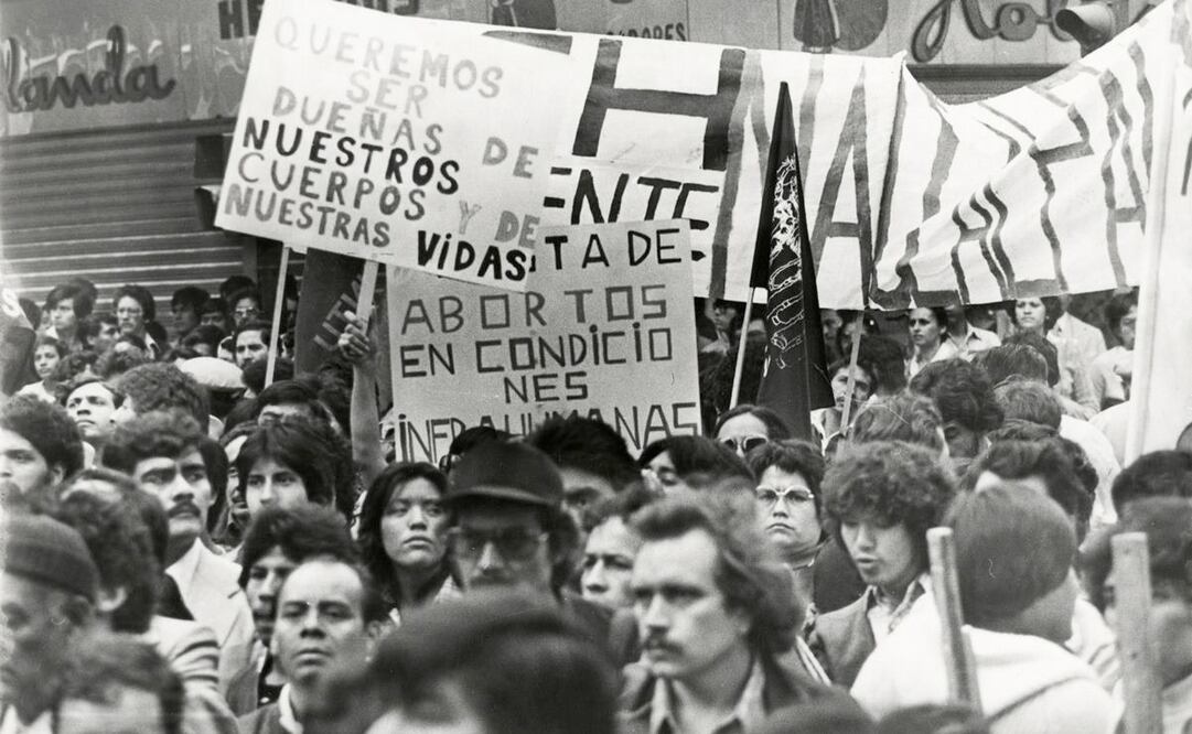 Mitin del 13 noviembre de 1979 solicitando la despenalización del aborto, con más de mil manifestantes en calles del Centro Histórico. Al contingente se unieron militantes del PPS y hasta homosexuales, todos con demandas diferentes. Foto: José Hernández/Archivo EL UNIVERSAL.