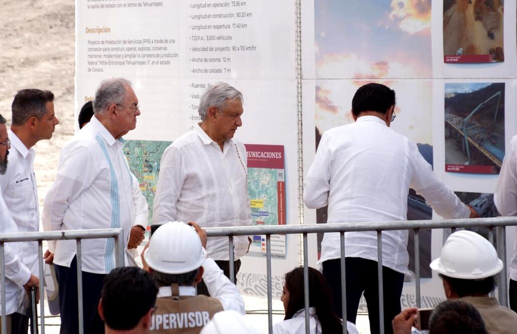 El presidente López Obrador supervisó la construcción del tramo carretero Mitla-Tehuantepec. Foto: Edwin Hernández / EL UNIVERSAL