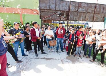 Decenas de hijos de "Mamá Rosa" la despiden en albergue La Gran Familia