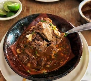 Cerca del Estadio Azteca encontrarás la mejor birria de CDMX