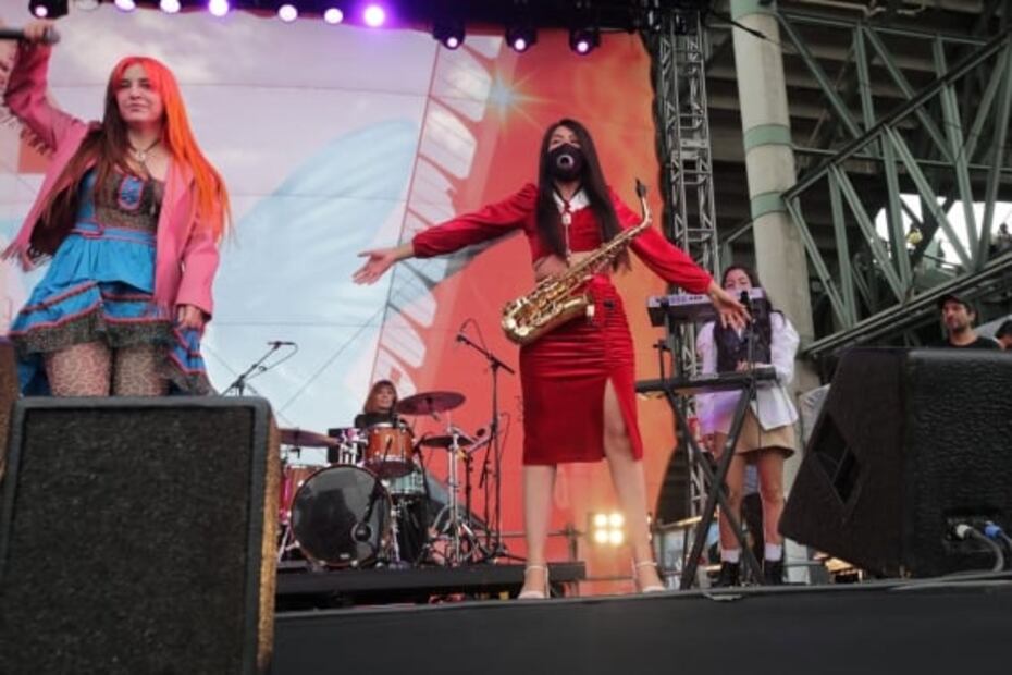 Maria Elena Ríos ilumina con su saxofón el Vive Latino