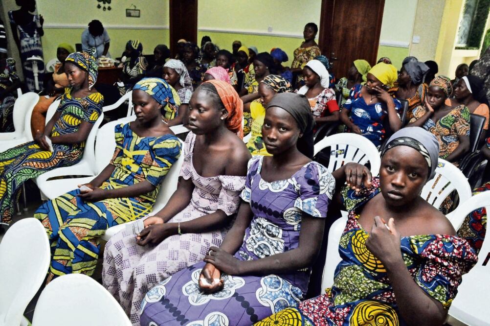Niñas de la escuela de Chibok liberadas el pasado 6 de mayo por Boko Haram, a su llegada a Abuja, la capital nigeriana (OLAMIKAN GBEMIGA. AP)