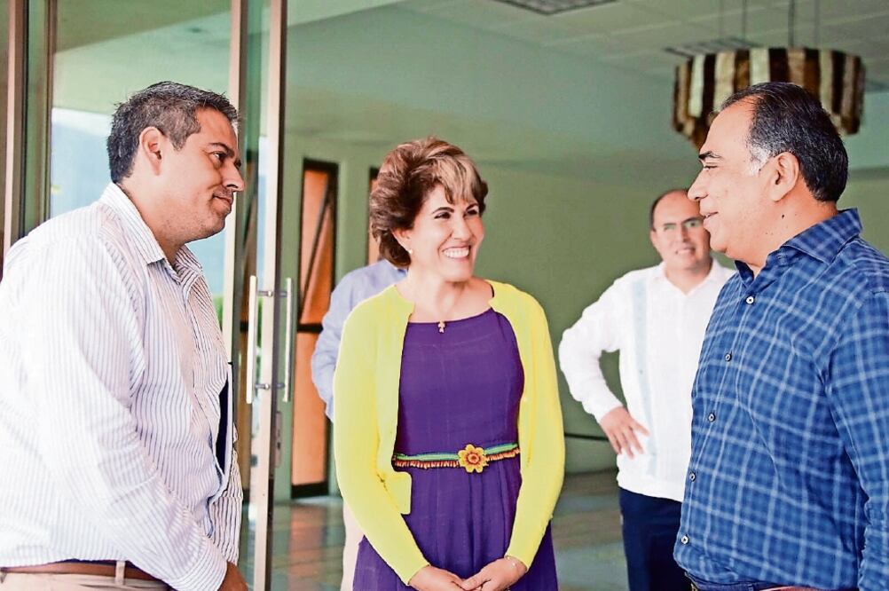 La titular del DIF-Guerrero, Mercedes Calvo, y el gobernador, Héctor Astudi l lo, ofrecieron continuar impulsando el desarrollo de las familias guerrerenses. (ESPECIAL)