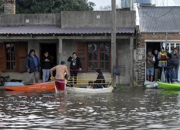 Decretan tres días de duelo en Argentina por inundaciones en Bahía Blanca; suman 16 muertos