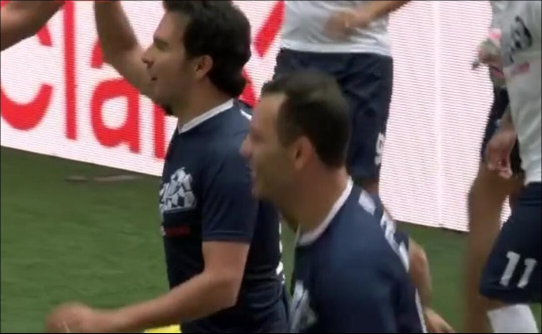 Checo Pérez festeja con Rafa Márquez - Foto: Especial