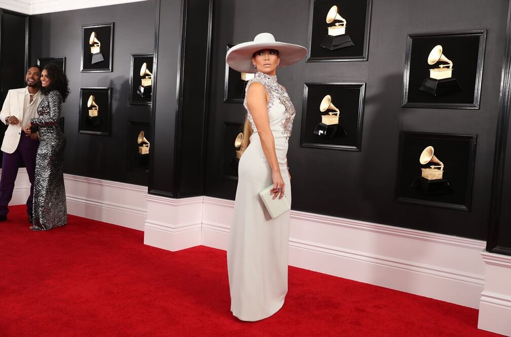 La actriz y cantante portó un accesorio mexicano en la alfombra roja de los Premios Grammy/ Fotos: Reuters y AFP
