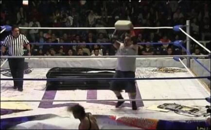 Suspenden a luchador Ángel o Demonio por ladrillazo al Cuervo