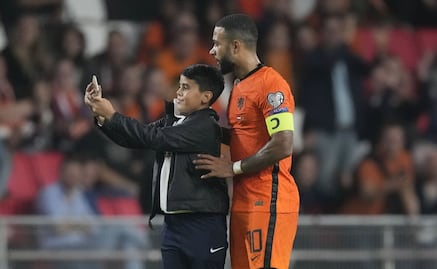 Niño salta a la cancha para tomarse foto con Memphis Depay