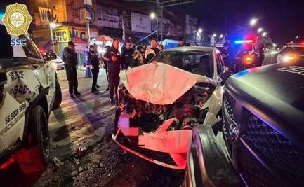 Mujer choca contra dos patrullas en punto del alcoholímetro; policías resultan lesionados sin gravedad