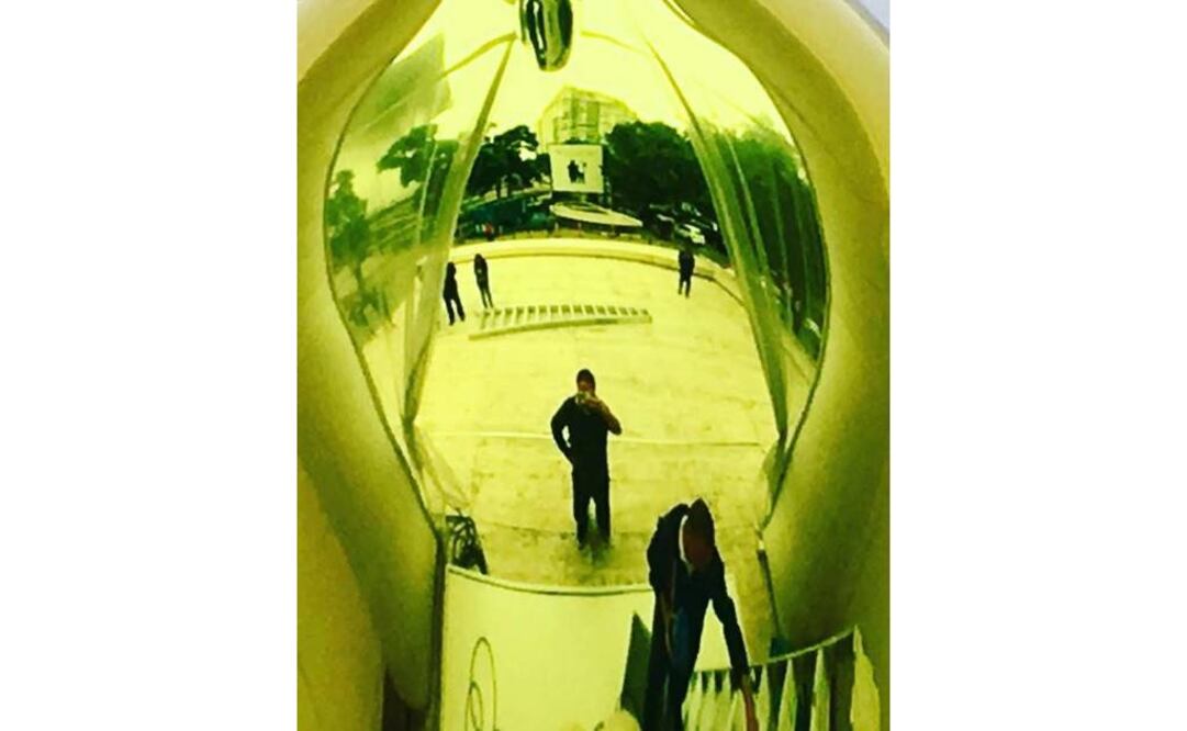 Desde su llegada, el artista chino ha fotografiado aspectos cotidianos de la Ciudad de México. Aquí fotografió una obra de Koons. FOTO: Instagram/aiww