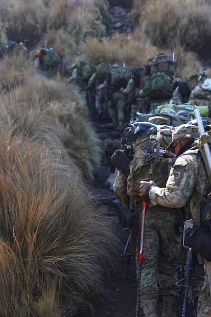 Personal militar que aspira a pertenecer al Grupo de Fuerzas Especiales lleva a cabo los cursos de oficiales y sargentos en inmediaciones del Iztaccíhuatl. Foto: Benjamín Becerril/ EL UNIVERSAL