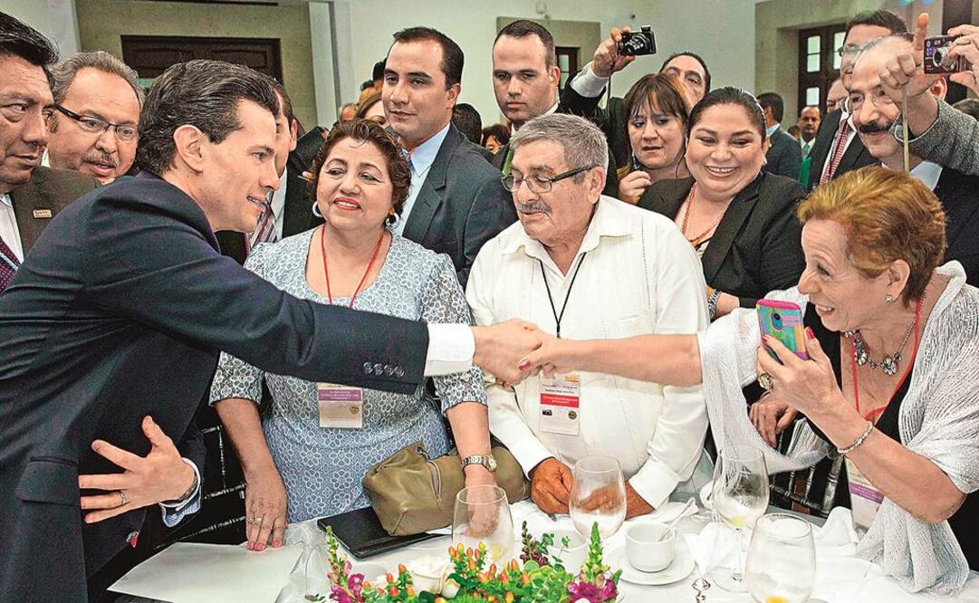 El presidente Enrique Peña Nieto conmemoró el Día del Maestro en la Residencia Oficial de Los Pinos, ceremonia a la que acudieron el secretario de Educación Pública, Emilio Chuayffet Chemor, y el dirigente del SNTE, Juan Díaz de la Torre
