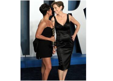 Ariana DeBose celebra con su pareja, la diseñadora Sue Makkoo, el Oscar