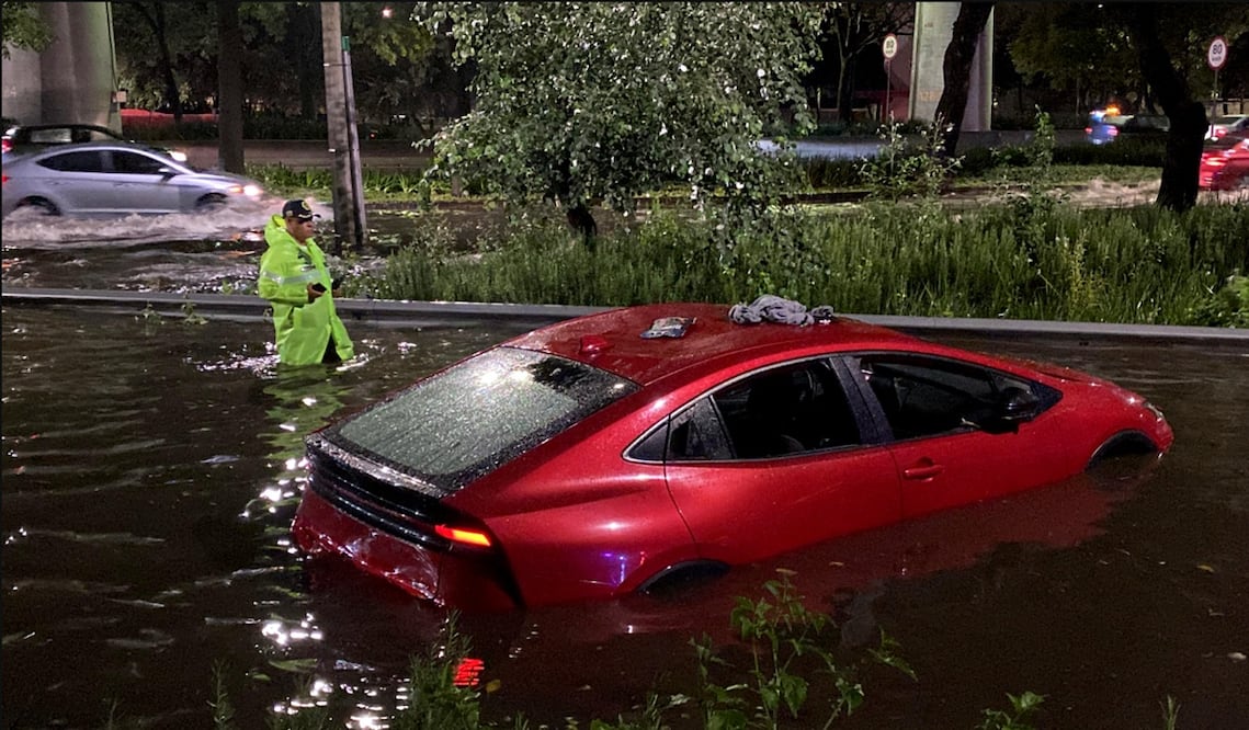 Las fuertes lluvias que se registran este jueves inundan diversas vialidades como Periférico y Viaducto Tlalpan en la Ciudad de México, el 31 de julio de 2025. Foto: Valente Rosas/EL UNIVERSAL