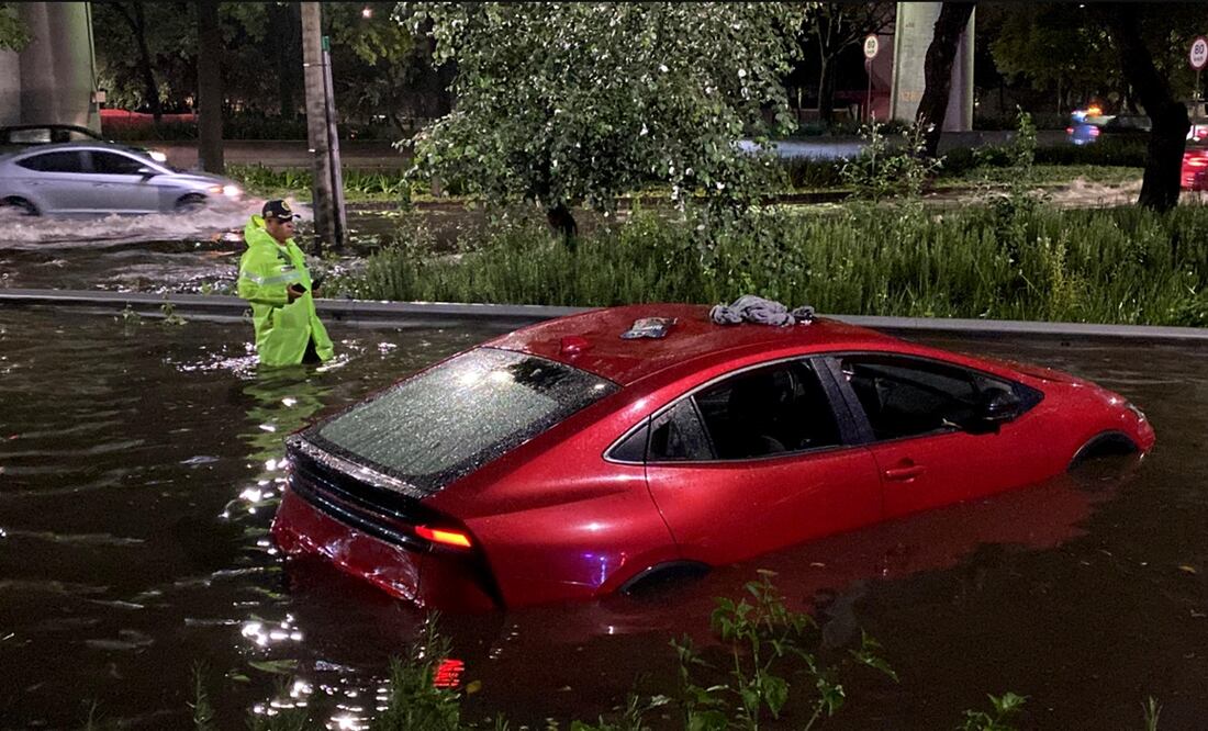 Las fuertes lluvias que se registran este jueves inundan diversas vialidades como Periférico y Viaducto Tlalpan en la Ciudad de México, el 31 de julio de 2025. Foto: Valente Rosas/EL UNIVERSAL