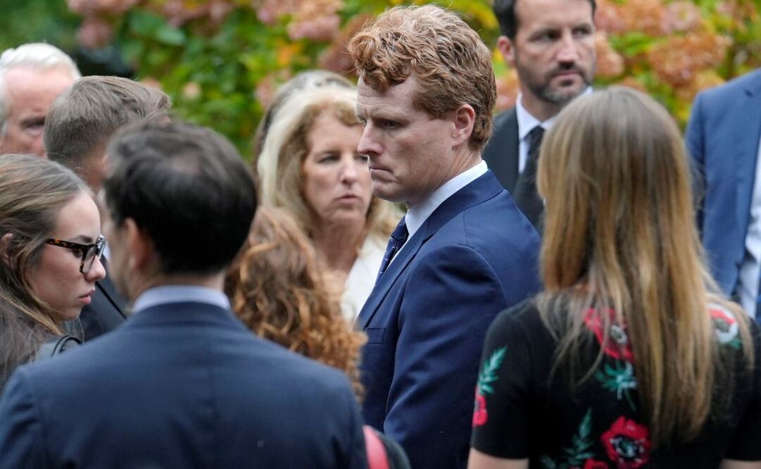 Joseph Kennedy III, centroderecha, nieto de la fallecida Ethel Kennedy, llega a la iglesia de Nuestra Señora de la Victoria para el funeral de Ethel Kennedy, el lunes 14 de octubre de 2024, en Centerville, Massachusetts. Foto: AP