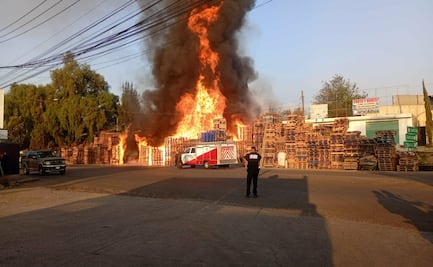 Incendio en Cuautitlán Izcalli moviliza a bomberos fuego en predio de tarimas queda controlado