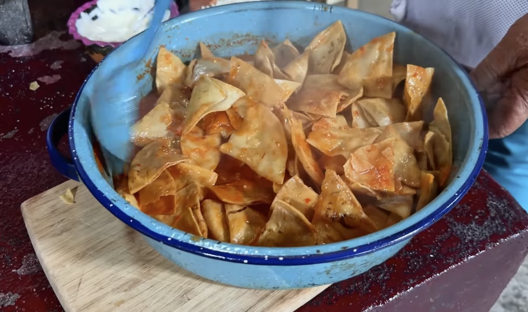 Los chilaquiles divorciados llevan las salsas separadas. Foto: Foto: Captura de pantalla / YouTube "De Mi Rancho a Tu Cocina"