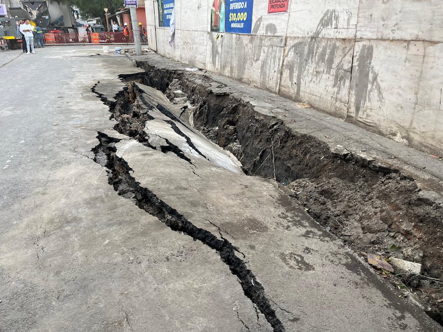 Debido a trabajos de construcción en un predio de la colonia Granjas México, en la alcaldía Iztacalco, se abrió una grieta de unos 8 metros de largo y 2 se profundidad, la cual empeoró por las lluvias. (Foto: Rafael García/ EL UNIVERSAL)