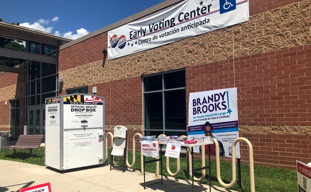 Fotografía del exterior de un centro de votación anticipada donde se aprecia una caja para depositar los votos. Foto: Ilustrativa. EFE