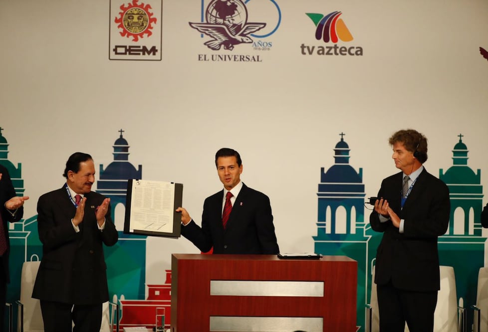Enrique Peña Nieto firmó la Declaración de Chapultepec, el programa de defensa de la prensa libre, en la asamblea de la SIP realizada en México en el marco del centenario de EL UNIVERSAL (LUIS CORTÉS. EL UNIVERSAL)