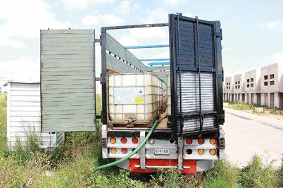 Caen dos por ordeñar ductos