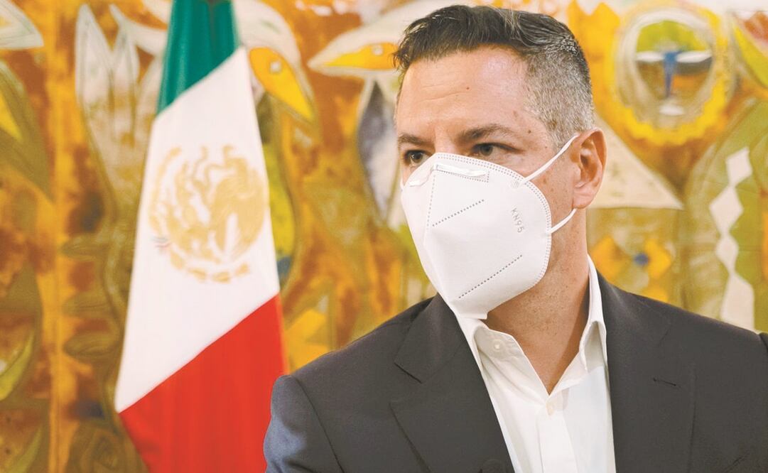 El gobernador Alejandro Murat aceptó, a través de una videollamada, la invitación que le hicieron las autoridades de Santiago Textitlán. Foto: MARIO ARTURO MARTÍNEZ. EL UNIVERSAL