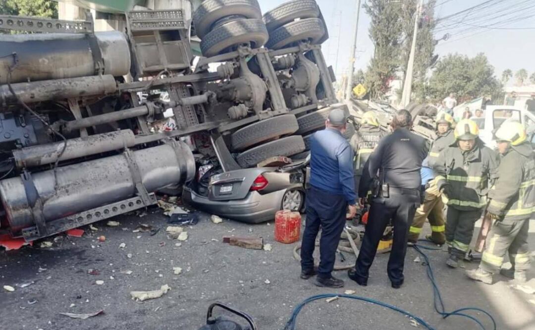 El tráiler volcó y cayó de un puente vehicular aplastando los autos. Foto: Especial/El Universal