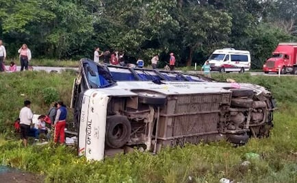 Autobús con ballet folklórico a bordo se accidenta y deja 15 heridos