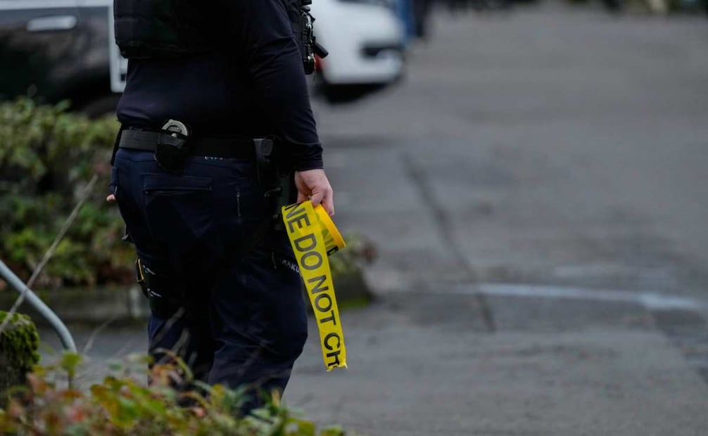 Los funcionarios encargados de hacer cumplir la ley trabajan en la escena luego de informes de que oficiales federales de inmigración dispararon e hirieron a personas en Portland, Oregón, el jueves 8 de enero de 2026. /Foto: AP