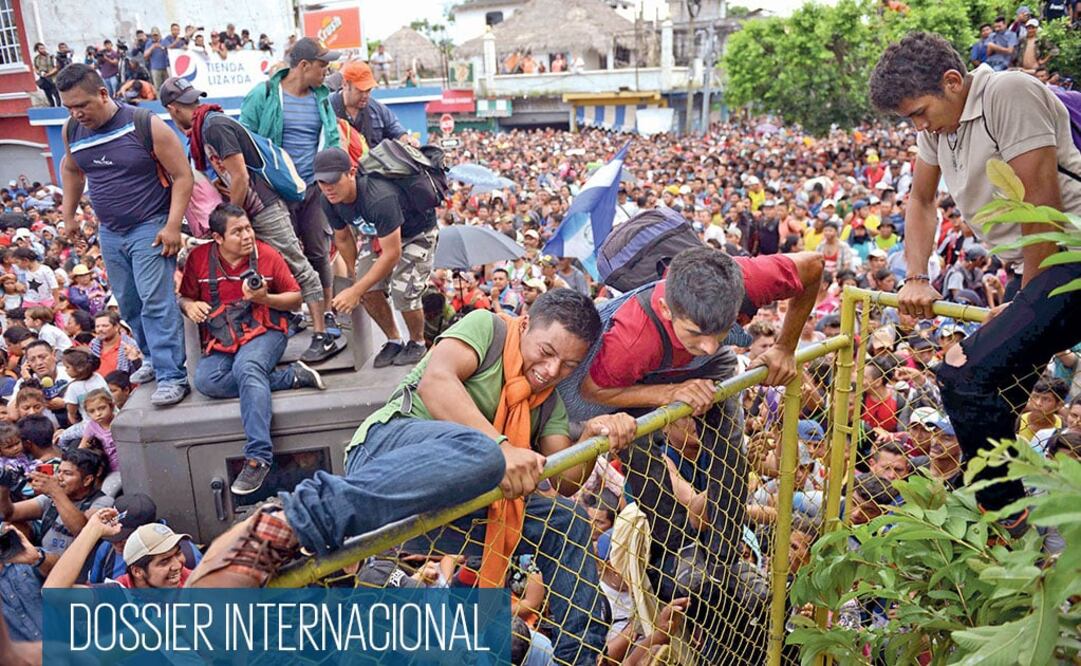Miles de migrantes hondureños desafiaron la valla fronteriza que separaba Tecún Umán, en Guatemala, de México, en su intento, el viernes, por llegar a Ciudad Hidalgo, en Chiapas. OLIVER DE ROS. AP