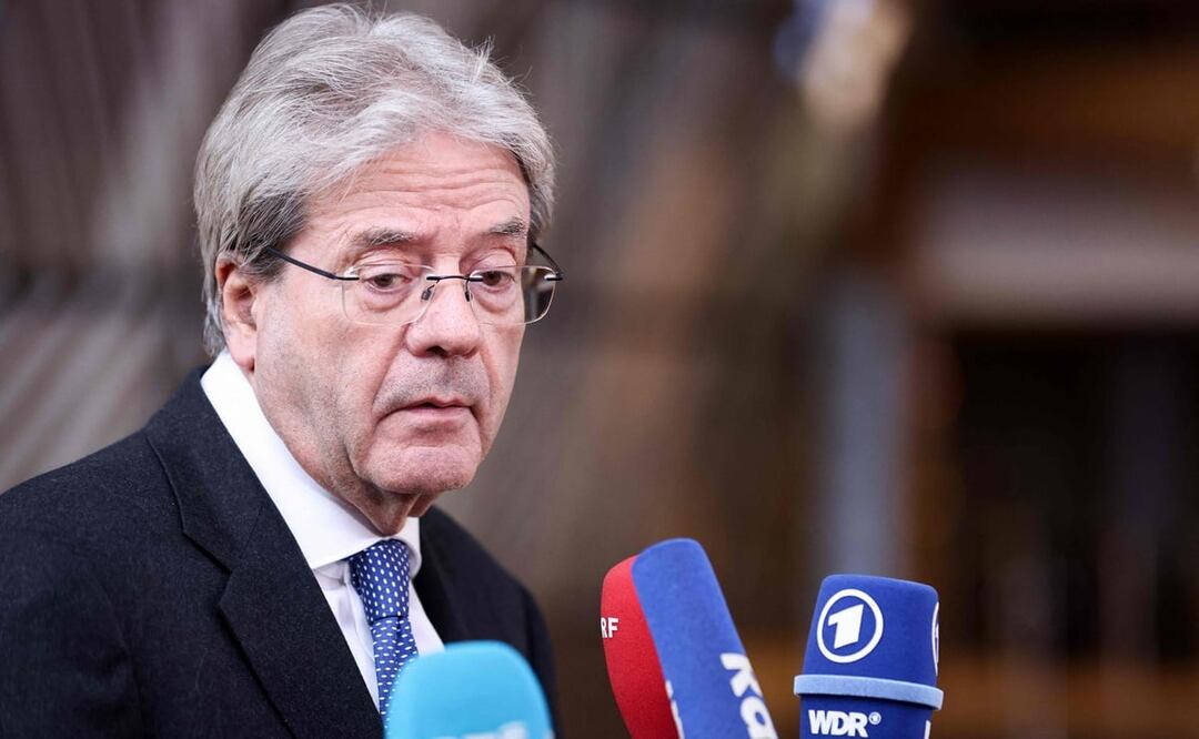 El comisario de "Economía" de la UE, Paolo Gentiloni, habla con la prensa cuando llega a la reunión del Eurogrupo en la sede de la UE en Bruselas. Foto: AFP