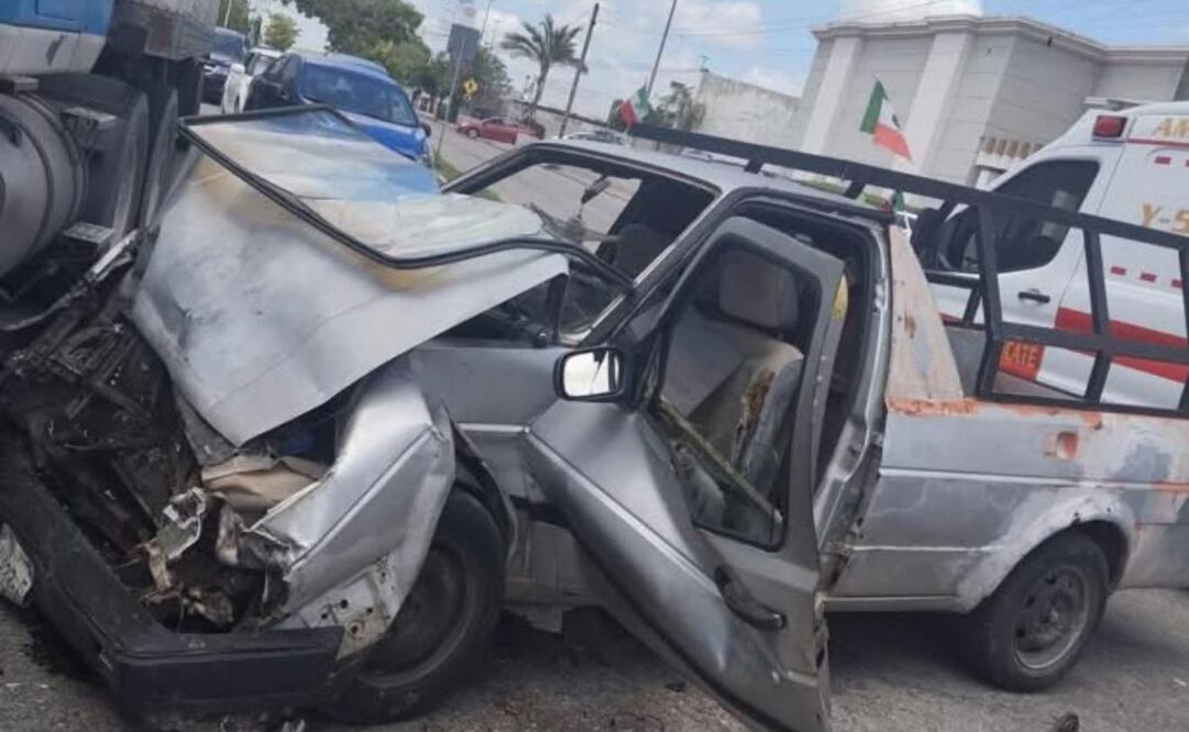 Choque vial entre entre tráiler y camioneta deja a dos personas heridas de gravedad (25/09/2025). Foto: Especial