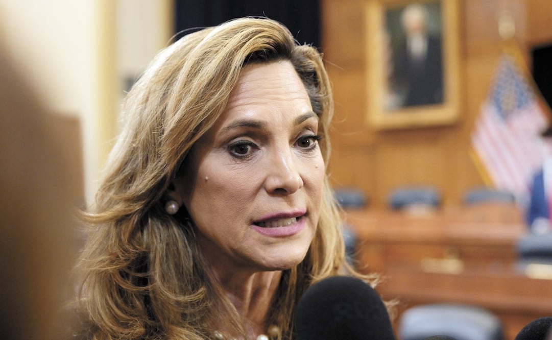 La congresista republicana María Elvira Salazar habla con periodistas tras una audiencia del Comité de Asuntos Exteriores del Hemisferio Occidental este miércoles, en el Congreso en Washington (Estados Unidos). Salazar auguró que se abre una nueva etapa de mayor colaboración y ayuda entre Estados Unidos y el futuro Gobierno del presidente electo de Colombia, Abelardo de la Espriella. EFE/Lenin Nolly