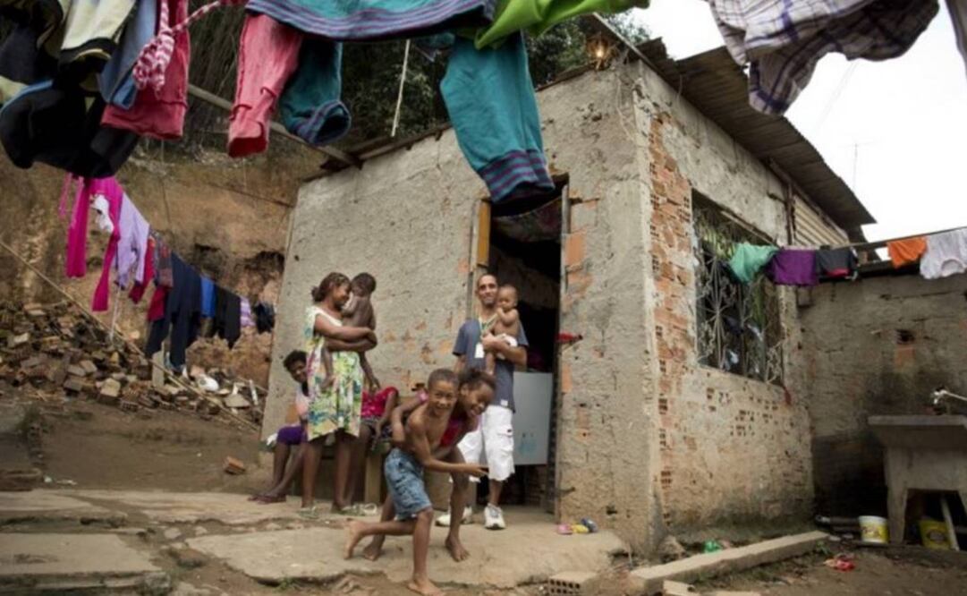 En este trabajo niños que hacen sus deberes, ajenos a la pobreza que les rodea. (FOTOS: Márcia Foletto / O Globo (GDA))