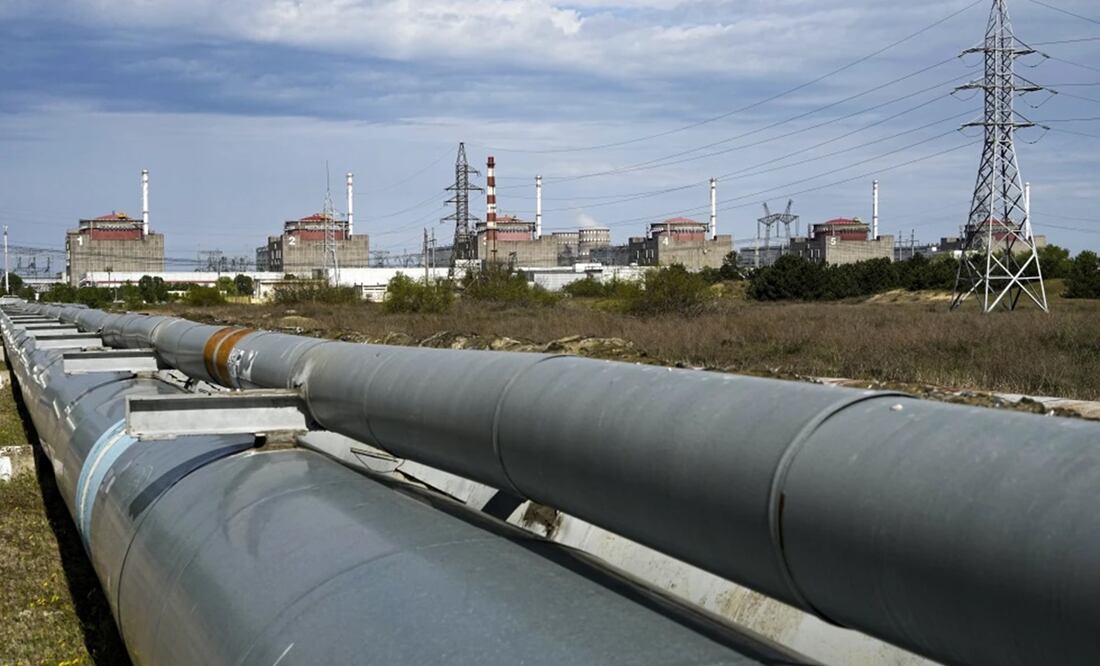 Funcionarios de la planta de Zaporiyia dijeron que el lugar fue atacado el domingo por drones militares ucranianos, incluyendo un ataque a la cúpula de la sexta unidad de energía de la planta. Foto: AP/Archivo