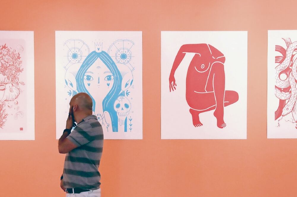 Las 31 obras en los muros de la galería son serigrafías en rojo y azul y todas fueron trabajadas de manera digital. FOTOS: IVÁN STEPHENS. EL UNIVERSAL