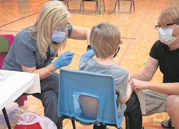 Clínica de EU aplica a 14 niños dosis errónea de vacuna contra Covid-19