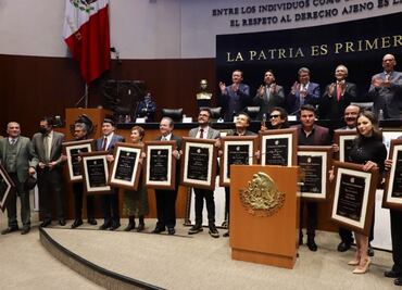 ¡Que viva el rock and roll!, retumba grito de Alex Lora en el Senado