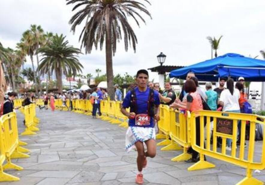 Familia de corredores rarámuris compite en ultra maratón de España