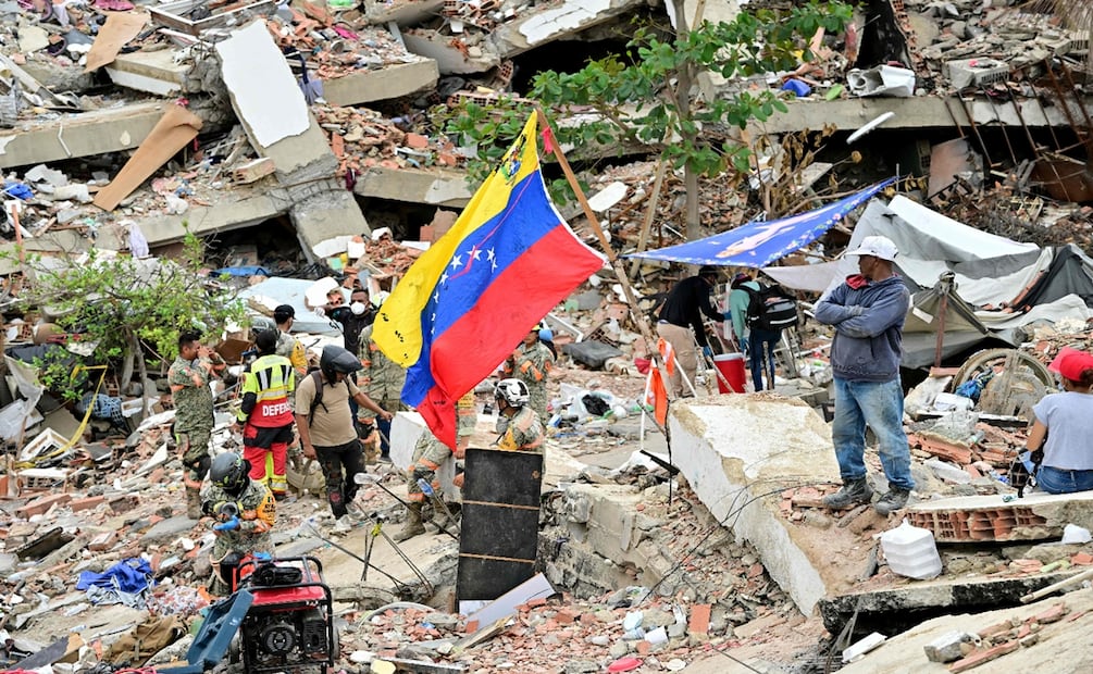 El número de fallecidos por los terremotos de 7.2 y 7.5 ocurridos en la zona norte de Venezuela asciende a por lo menos 2 mil 595. Foto: AFP