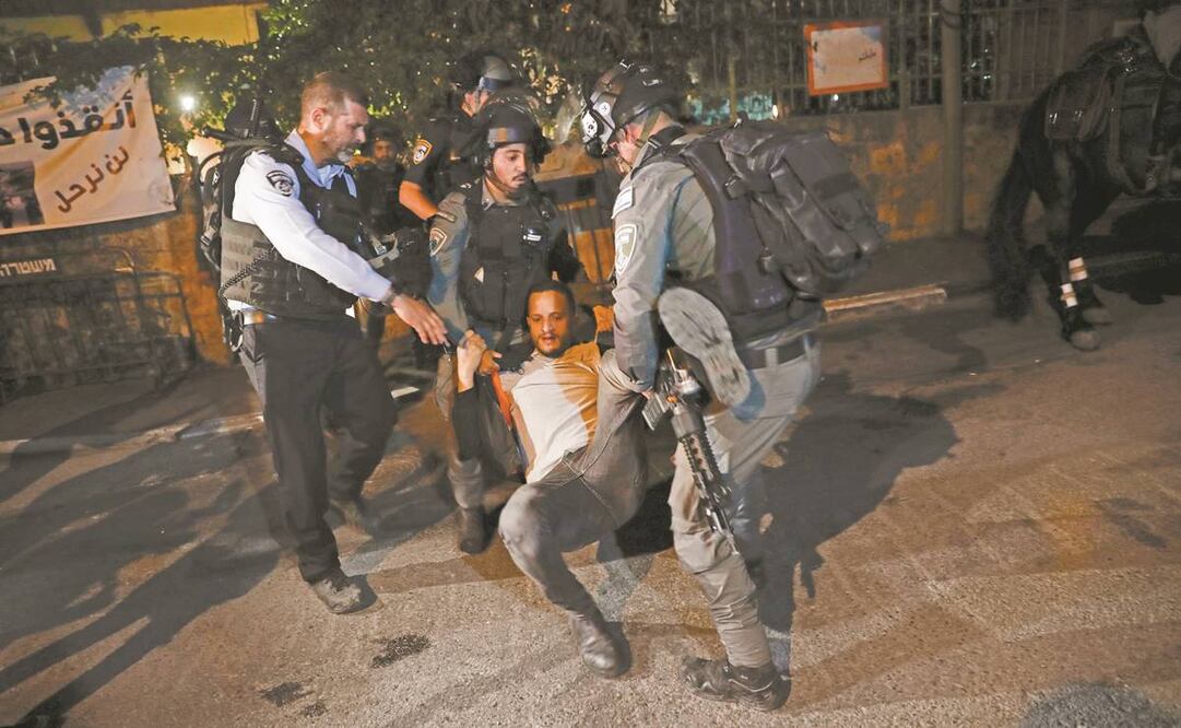 La policía israelí arresta a un manifestante palestino durante una protesta en el barrio de Sheikh Jarrah en Jerusalén Oriental, ayer. Foto: Atef Safadi/ EFE.