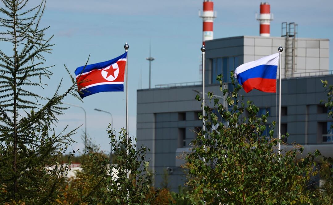 Banderas de Corea del Norte y Rusia ondean en el cosmódromo de Vostochny, a las afueras de la ciudad de Tsiolkovsky. Foto: AP